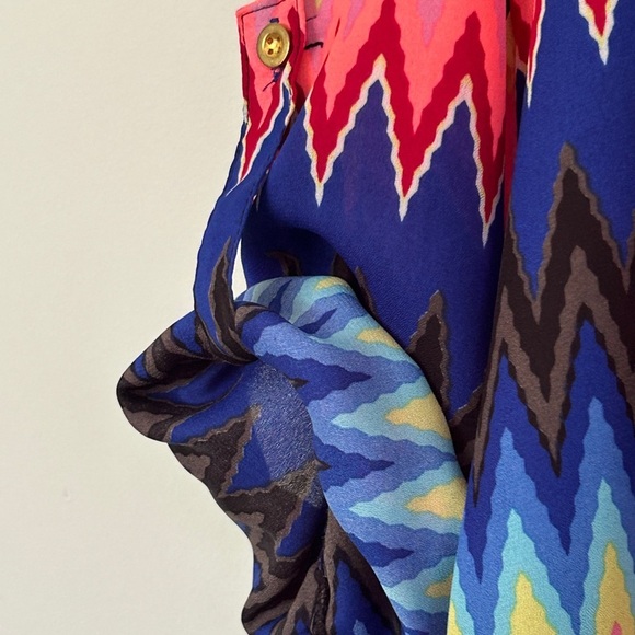 Vibrant Zigzag Patterned Women's Top Roll Tab Sleeve Size Small High Low Coverup - Picture 14 of 16